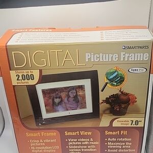 SmartParts Digital Picture Frame 7.0" - Black & White Display